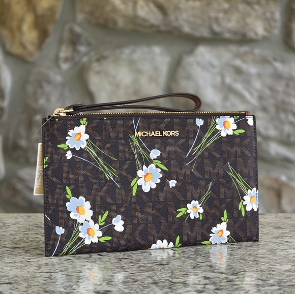 Michael Kors Handbags - Michael Kors Jet Set Large Floral Wristlet Clutch